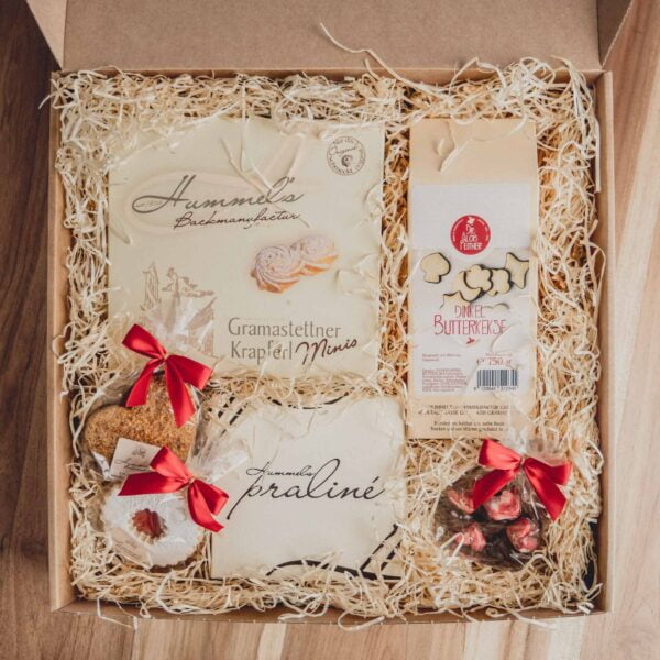 Box gefüllt mit Pralinien, Gramastettner Krapferl, Butterkeksen, Linzerkipferl, Dinkelherzen und Schokoherzen