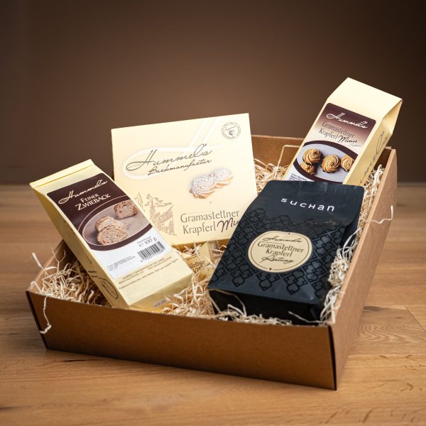 Hummel's Kaffeebox: offene Geschenkbox mit Krapferl-Röstung von Suchan, Krapferl Minis und Zwieback in Holzwolle
